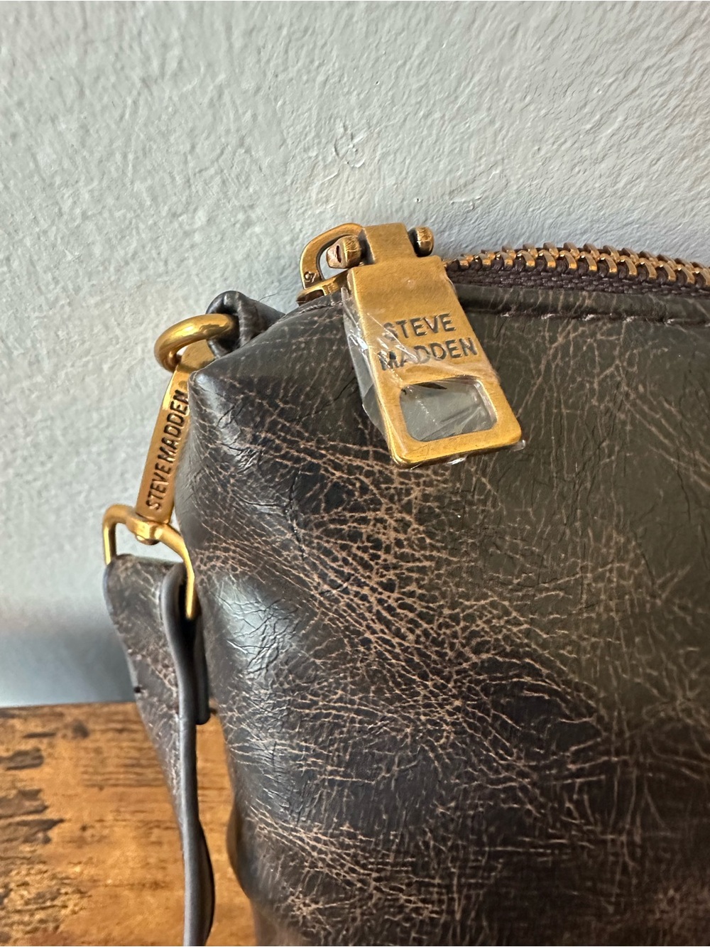Steve Madden Faux Leather Adjustable Crossbody Bag Distressed Black Brown NWOT - Picture 3 of 5